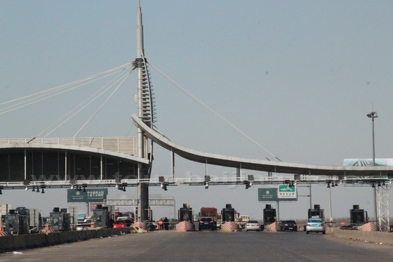 Now we are approaching the Toll Gate of Beijing Tianjin Expressway on Tianjin's side. The Toll fee is RMB 50 per car.