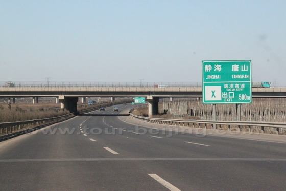 Now we are driving along the Beijing Tianjin Expressway, a four-lane expressway.