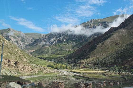 Tips for Visiting Drak Yerpa (Tips, Photos & Map) Drak Yerpa
