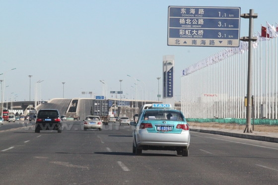 We turn right and drive on the Nanhai Road leading to Beijing Tianjin Expressway.